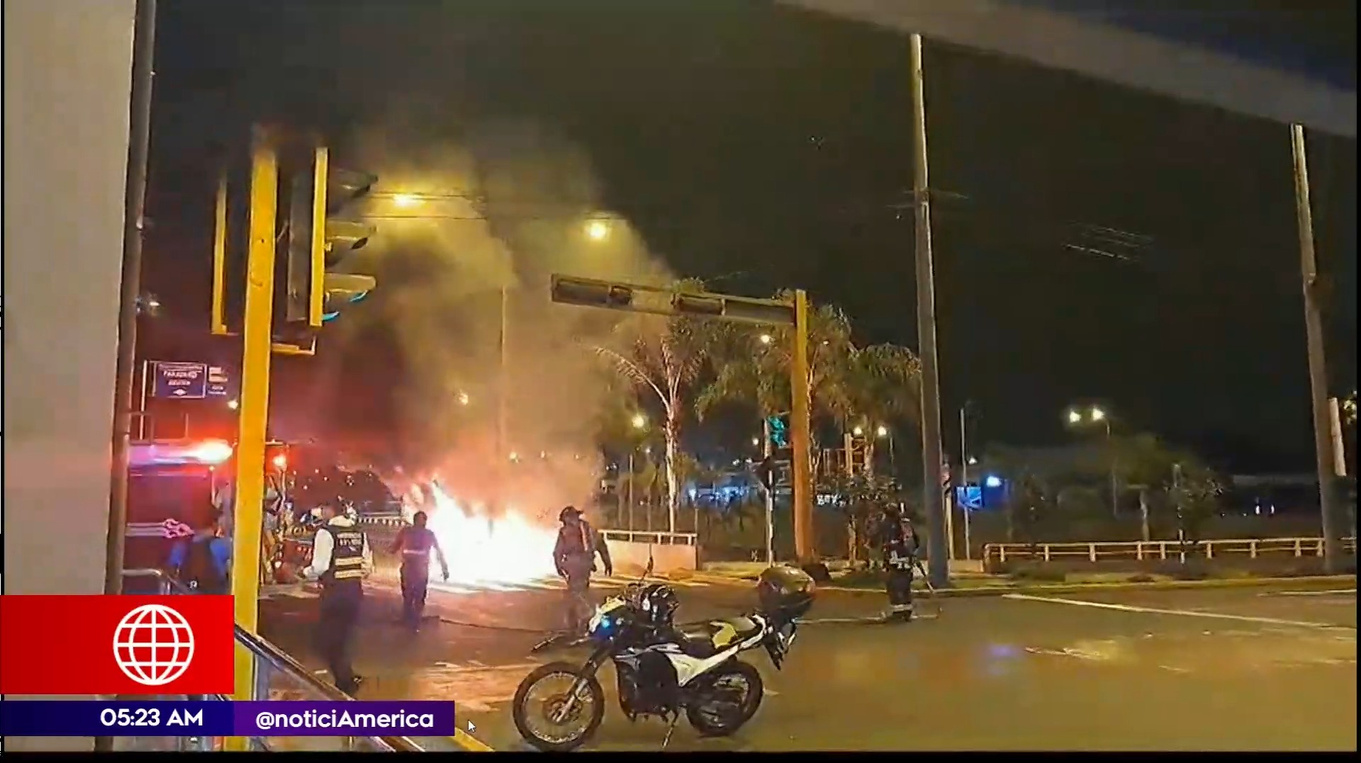 Auto se incendió en San Borja. Foto: América Noticias