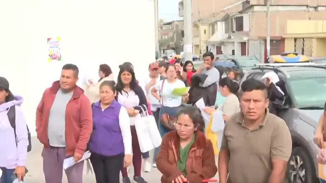 San Juan de Miraflores: Padres pernoctaron en exteriores de colegio para conseguir matrícula