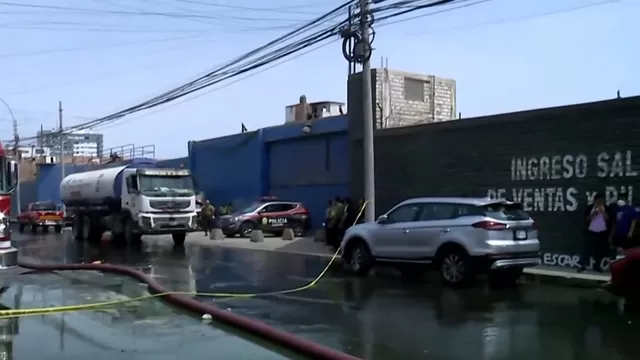San Miguel: Bomberos controlan incendio en depósito de productos químicos