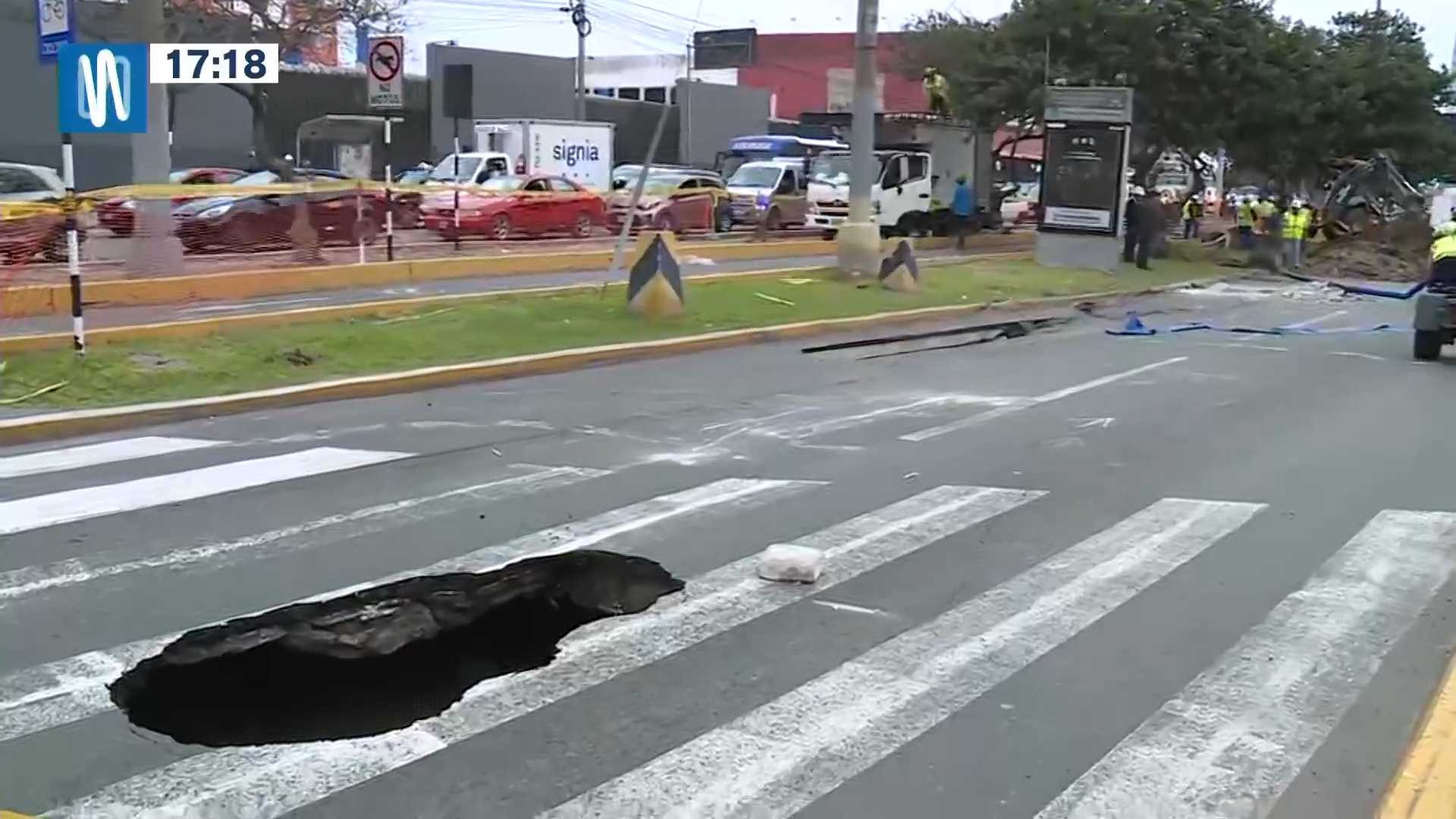 El forado apareció en medio del cruce peatonal de un tramo de la av. Universitaria - Foto: Canal N