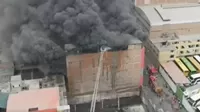 La Victoria: Bomberos intentan controlar incendio en almacén textil