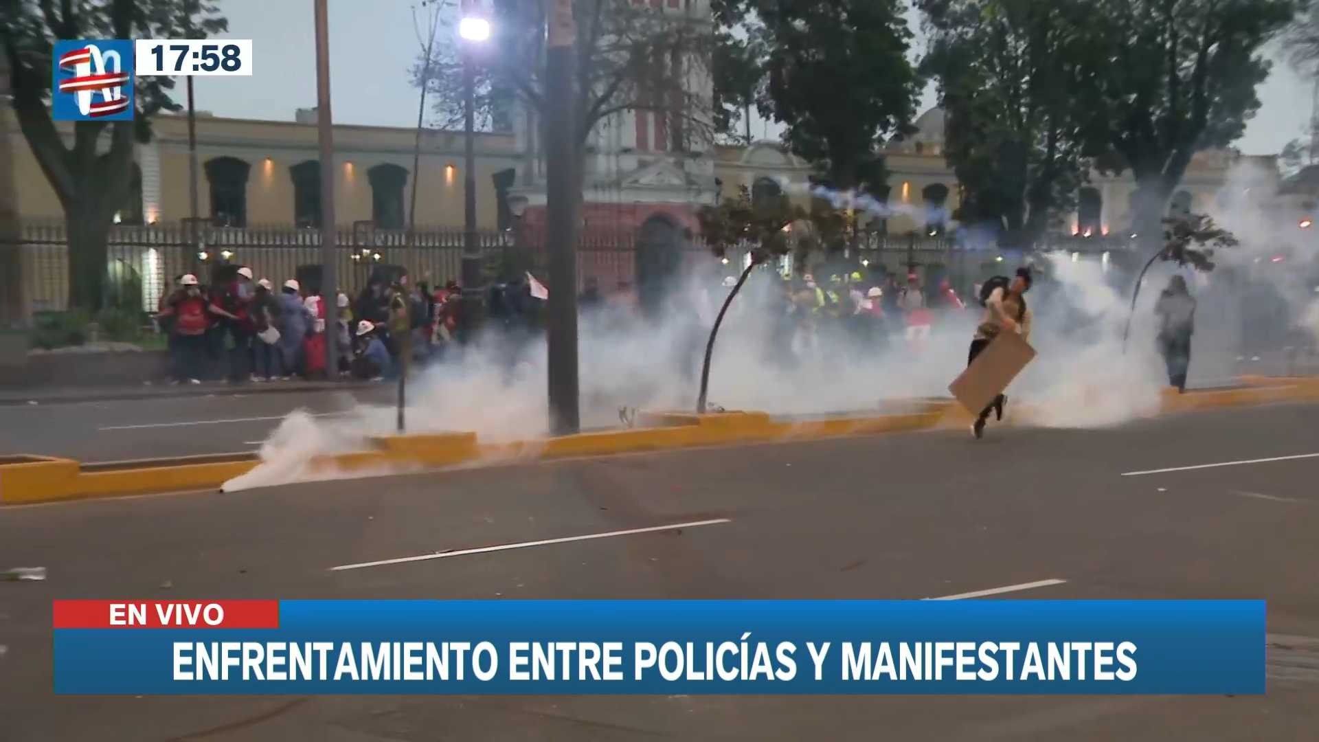 Se registran enfrentamientos entre manifestantes y la Policía en el Centro de Lima