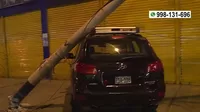 SJL: Poste cayó sobre auto estacionado y familia se salvó de milagro