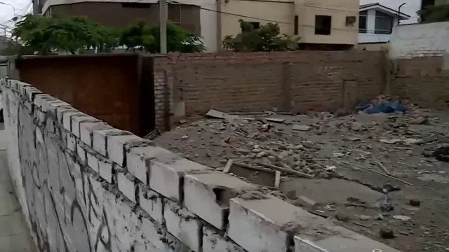 Surco: Vecinos denuncian muro deteriorado por temor a desplomarse