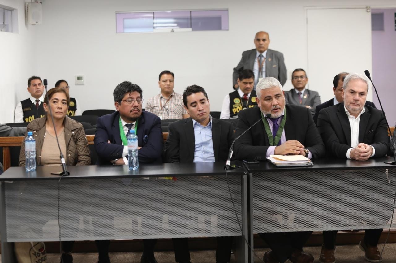 Sada Goray (lado izq.), Roger Gavidia (centro) y Mauricio Fernandino (der.) - Foto: Poder Judicial