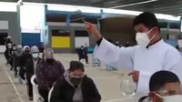Tacna: Sacerdote bendijo a personas que acudieron a vacunarse