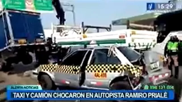 Un taxi y un camión chocaron en la autopista Ramiro Prialé