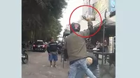 Trujillo: Captan violento asalto a trabajador frente a un mercado