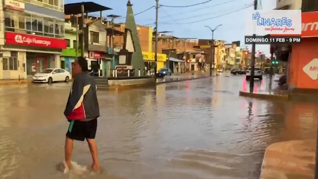 Tumbes: Con bolsas de plásticos, ciudadanos caminan en calles inundadas por intensas lluvias