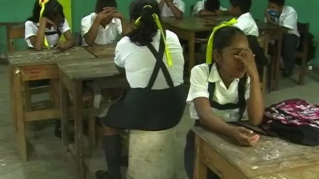 Ucayali: niños usan baldes como asientos en colegio por falta de carpetas