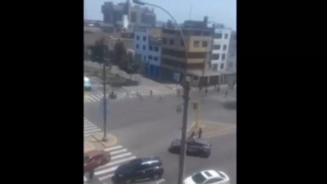 Enfrentamiento entre barristas. Foto: captura de video Canal N.