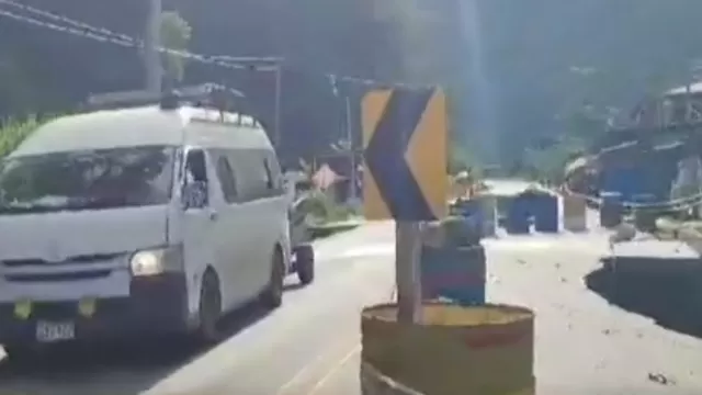 Vehículos transitan por carretera en riesgo de ceder en Chanchamayo