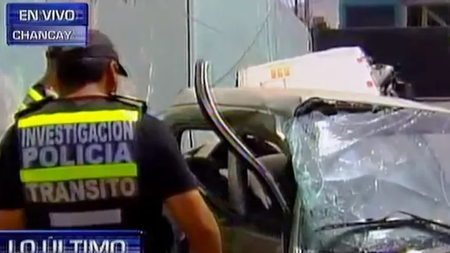 Auto quedó destrozado tras impacto con el bus de Corazón Serrano. Captura: Canal N.