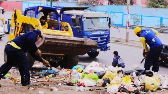 Personal de la Municipalidad de Lima, acompañado de camiones y cargadores, ayudaron a retirar la basura. Foto: MML