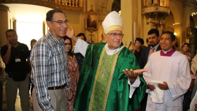 Vizcarra saludó al arzobispo de Lima en su primera misa en la Catedral