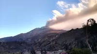 Volcán Ubinas: Gran columna de humo tras nuevas explosiones con gases y cenizas