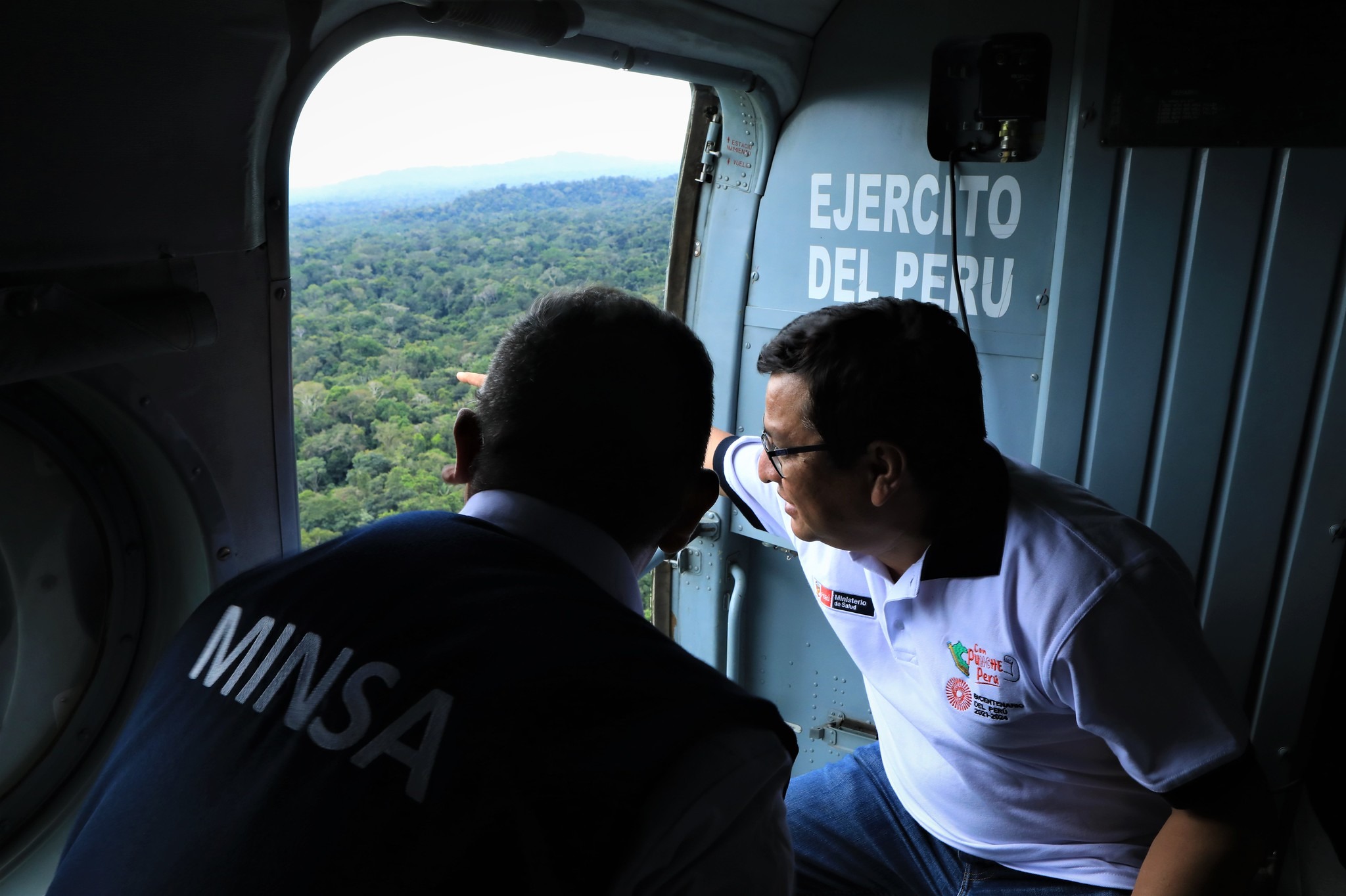 Ministro de Salud, César Vásquez, durante un recorrido aéreo - Foto: Minsa