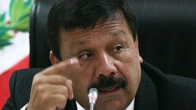 El congresista arremetió contra Juan Carlos Eguren. Foto: Peru.com