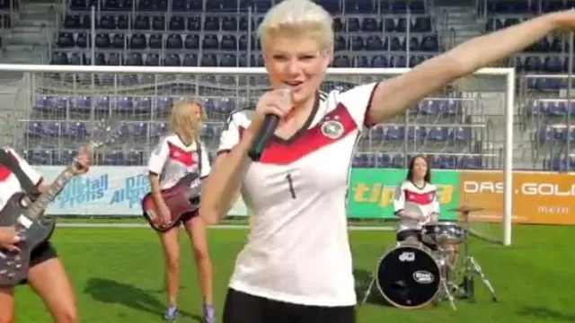 Actriz porno de Alemania alienta a su selección para al Mundial con una canción