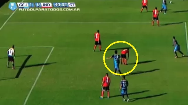 Defensa de Independiente se distrajo acomodándose las medias y le metieron gol