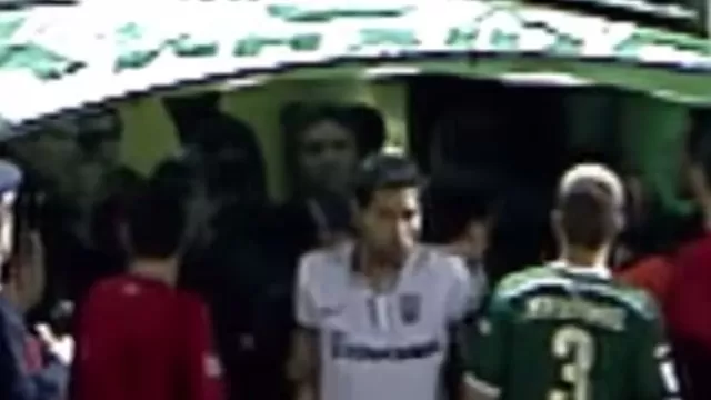 Futbolista argentino del PAOK le metió puñetazo a rival del Panathinaikos