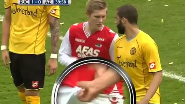 Futbolista del Roda JC le agarró los genitales a rival del AZ Alkmaar