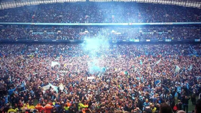 Increíble invasión de los hinchas del Manchester City al coronarse campeones