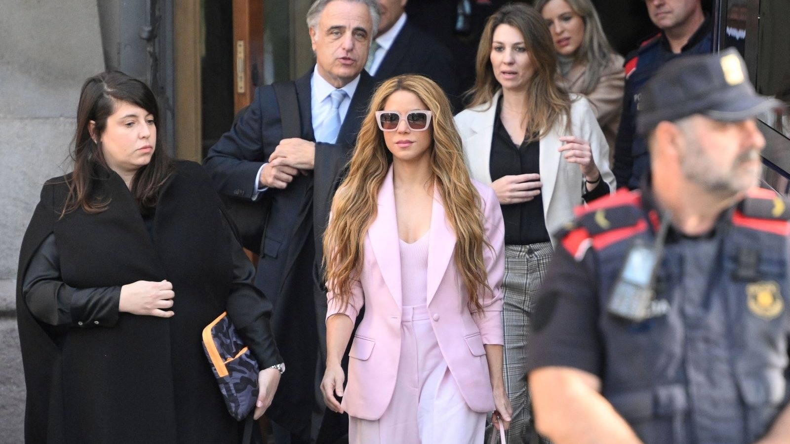 Shakira a su salida de los tribunales tras llegar a un acuerdo con las autoridades españolas. Fuente: AFP