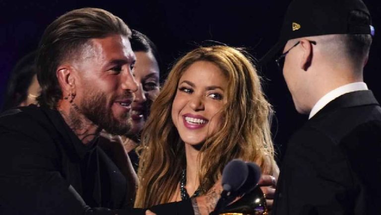 Sergio Ramos entregó un premio a Shakira durante los Latin Grammy en España. Fuente: AFP