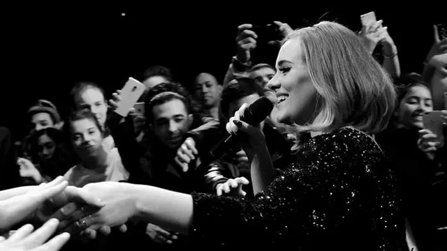 Adele decidió regalarle una sonrisa para la foto de una fanática. Foto: Instagram 