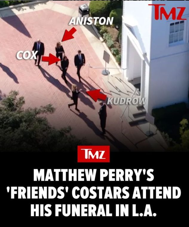El portal TMZ captó la llegada de Jennifer Aniston, Lisa Kudrow y Courteney Cox al velorio del recordado Chandler Bing / Fuente: TMZ