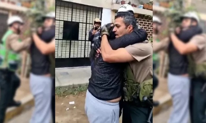 Teniente PNP Martín Perales abrazó a empresaria tras ser liberada de secuestradores, Fuente: AméricaTV