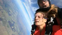 Alejandra Baigorria: Mira cómo venció su miedo a las alturas al lanzarse en paracaídas desde un avión