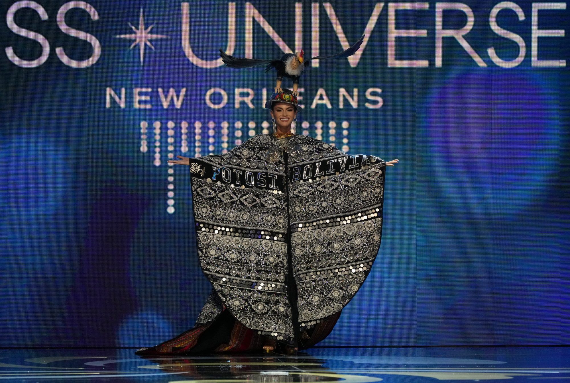 Alessia Rovegno y los trajes típicos de las representantes latinas en el Miss Universo 