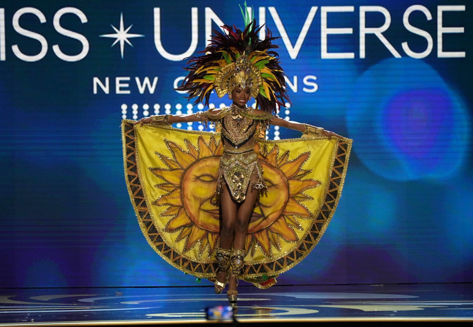 Alessia Rovegno y los trajes típicos de las representantes latinas en el Miss Universo 