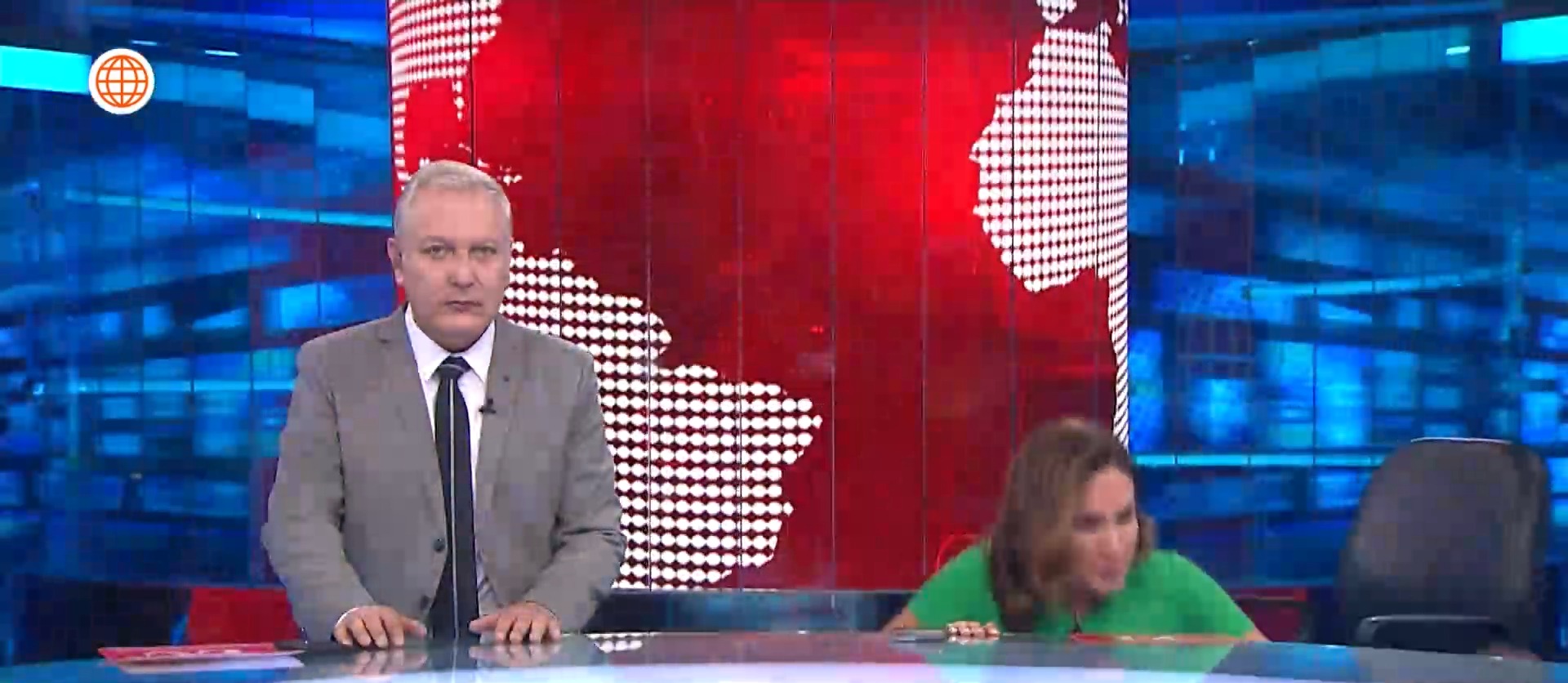 Alvina Ruíz protagonizó una caída durante la transmisión en vivo del noticiero/Foto: América Noticias
