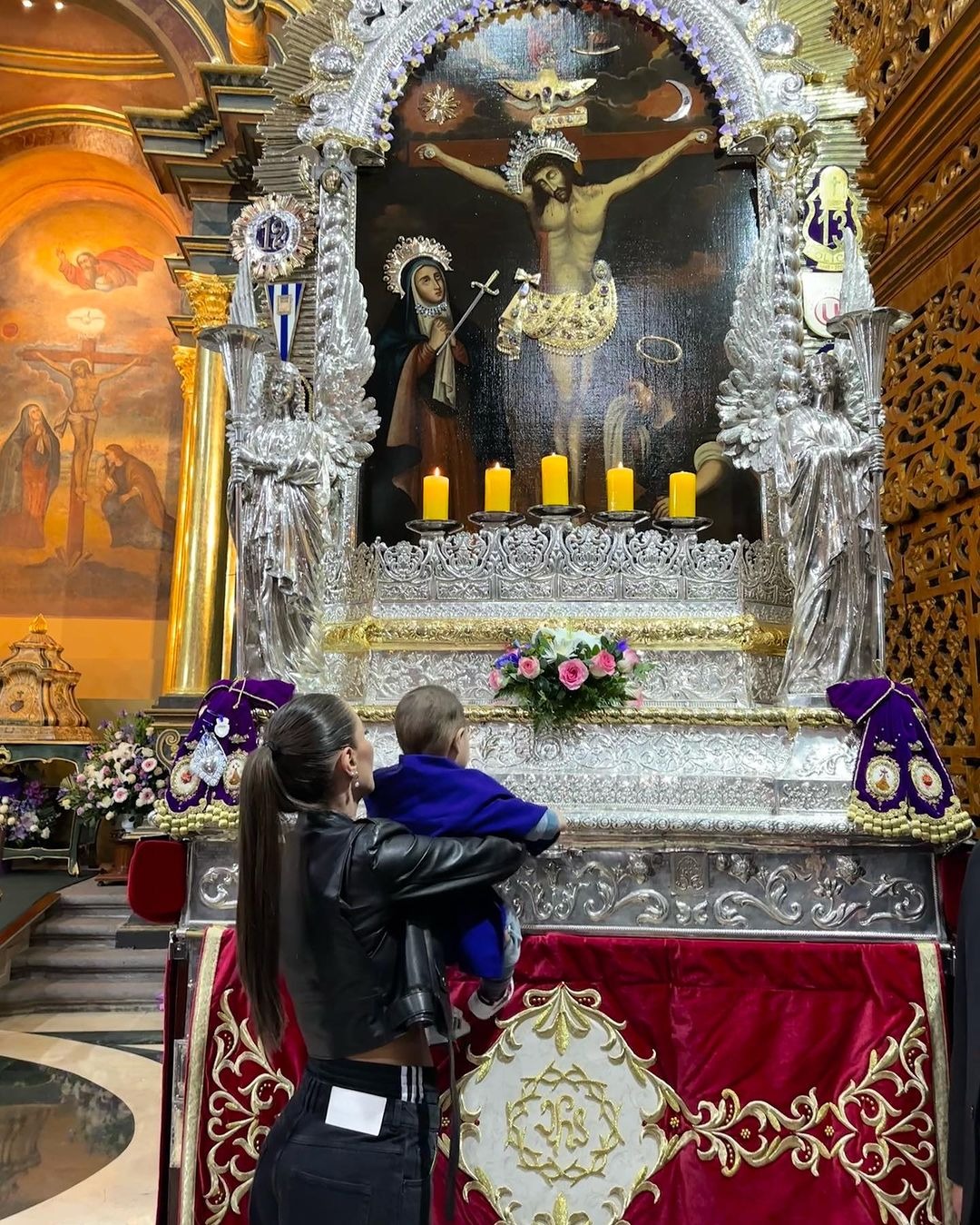 Ana Paula Consorte visitó la Iglesia de Las Nazarenas junto al pequeño Paolo André/ Foto: Instgaram 
