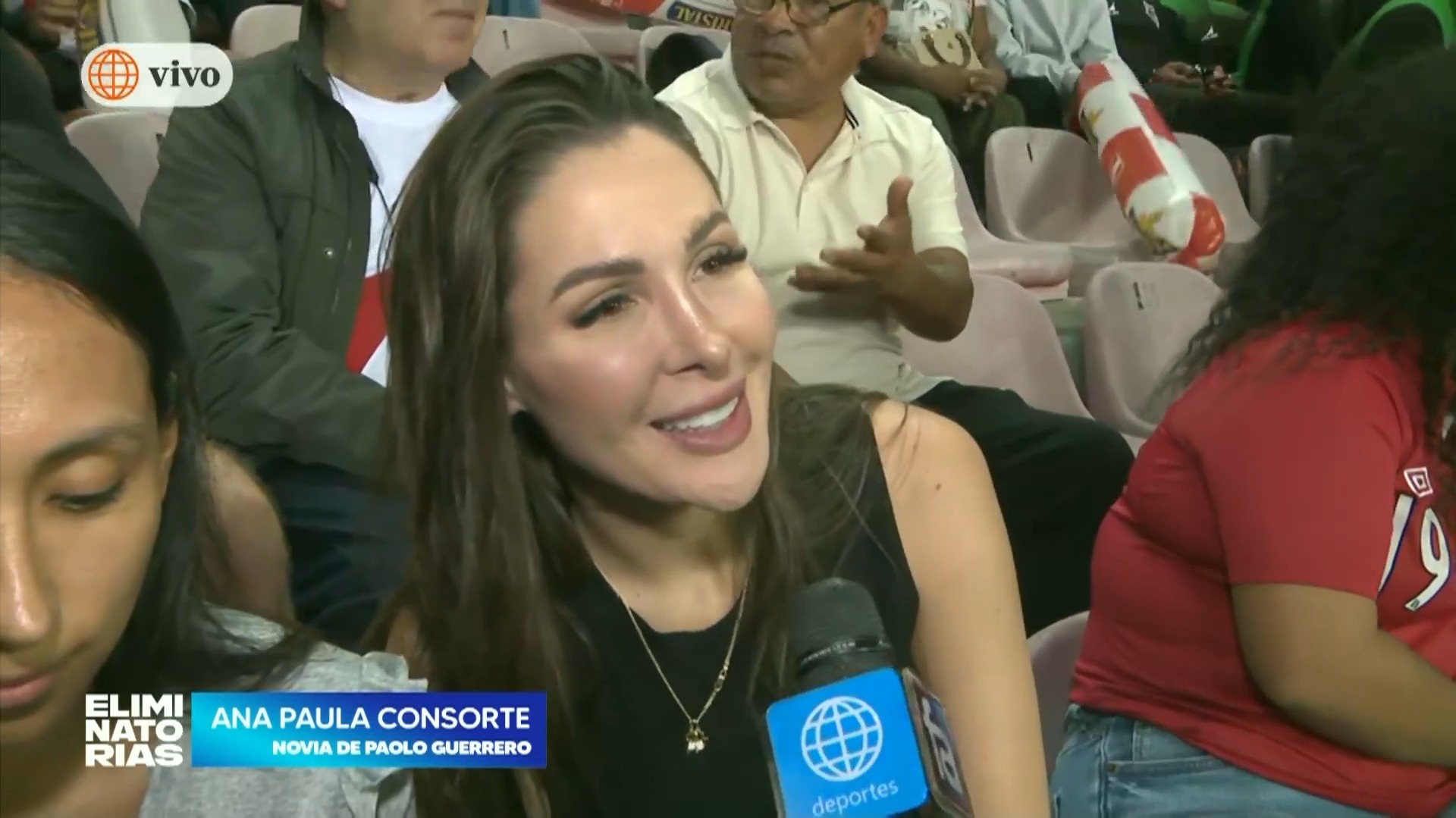 Ana Paula Consorte junto a la familia de Guerrero en el Estadio Nacional. Fuente: AméricaTV