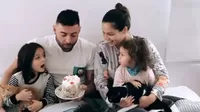 Andrea San Martín y sus hijas le dan tierna sorpresa de cumpleaños a Sebastián Lizarzaburu