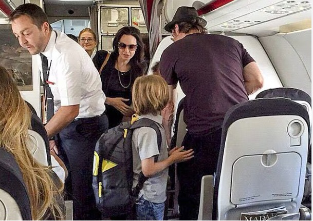 Angelina Jolie y Brad Pitt viajando con sus hijos | Imagen: Difusión