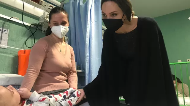 Angelina Jolie visitó a los niños ucranianos ingresados en un hospital romano. EFE