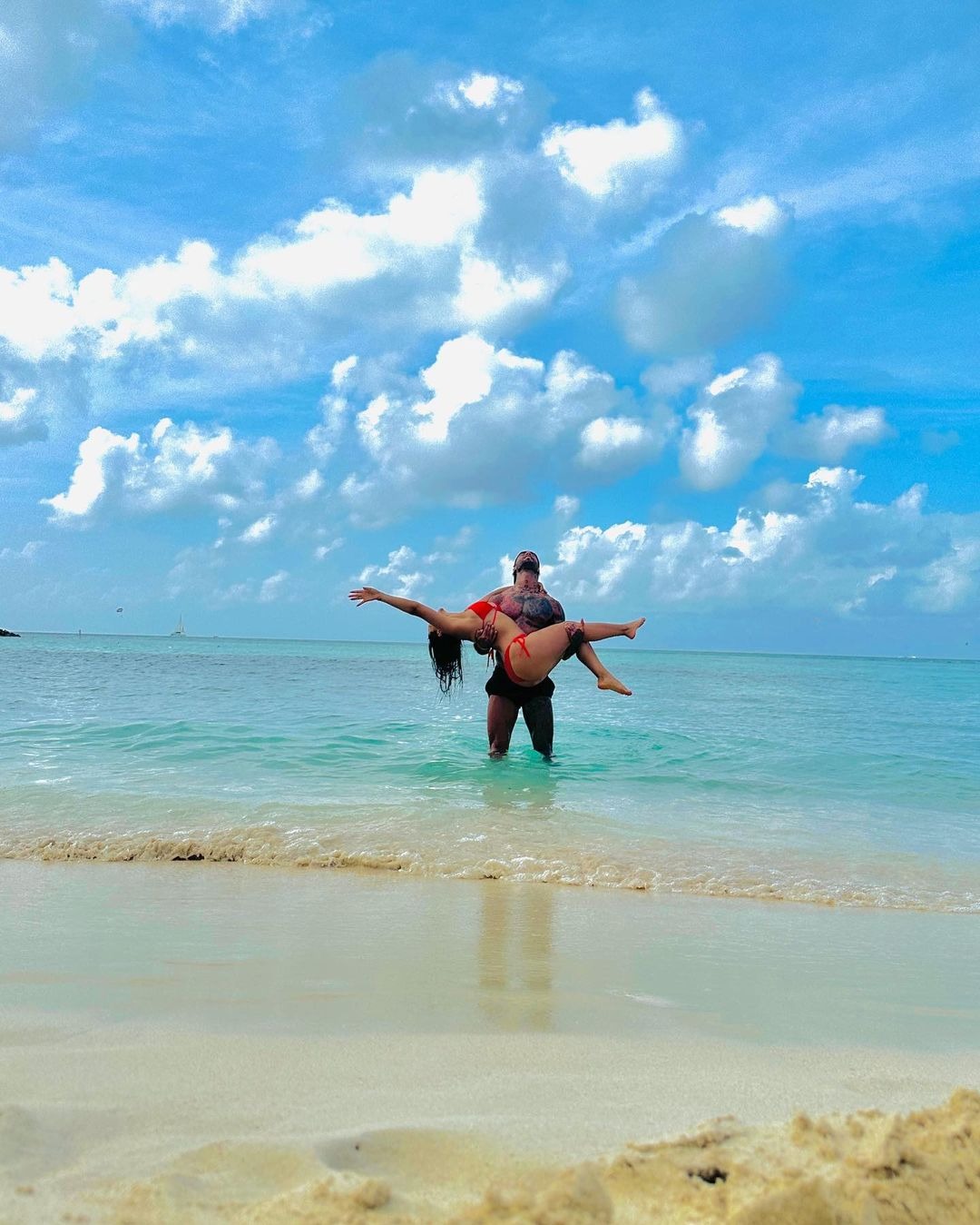 Angie Arizaga y Jota Benz viajaron a Aruba para recibir el Año Nuevo / Instagram