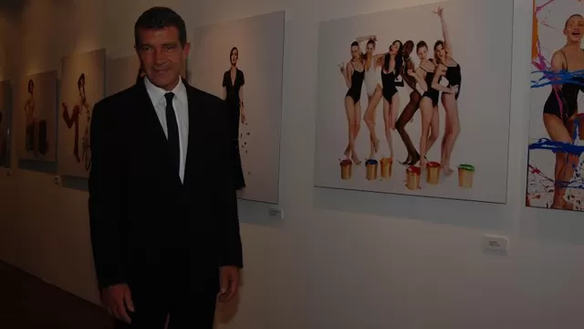 Antonio Banderas inauguró muestra fotográfica de su colección ‘Women in Gold’