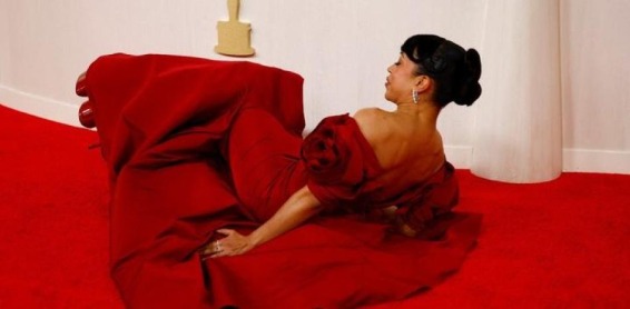 La actriz Liza Koshi cayó mientras desfilaba por la alfombra roja de los Oscar/Foto: Marca