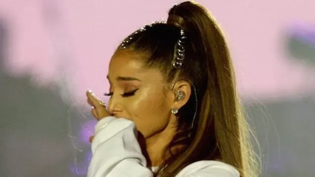 Ariana Grande tuvo momentos emotivos junto a Black Eyed Peas y Coldplay. Captura