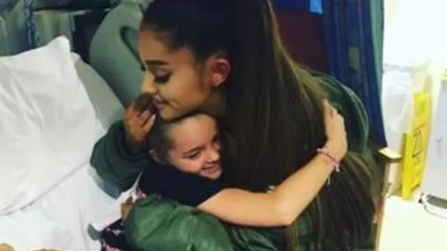Ariana Grande visitó a sus fans hospitalizados tras atentado en Mánchester. Foto: BBC