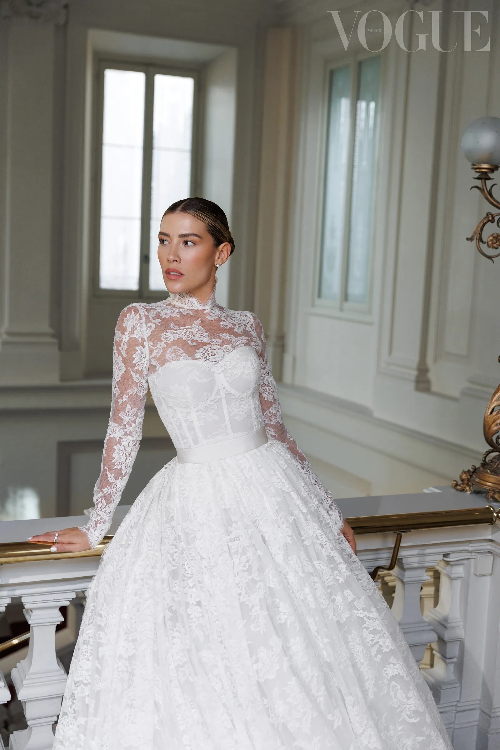 Michelle Salas luciendo su vestido de novia. Fuente: Vogue