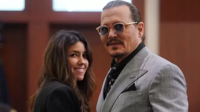 Johnny Depp y su abogada Camille Vasquez durante una pausa en el juicio por difamación del actor contra Amber Heard. (Foto: Shawn Thew / AFP)
