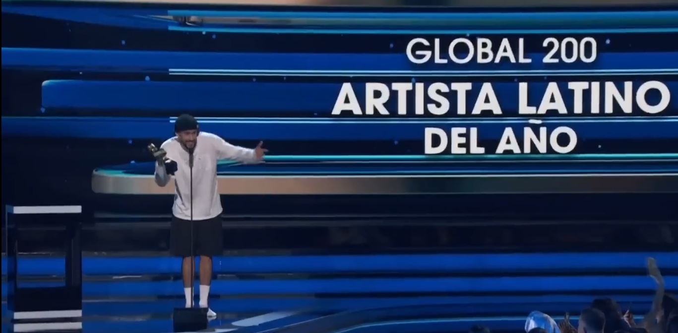 Bad Bunny fue sorprendido con el premio Global 200 Artista Latino del año en momentos que preparaba su actuación en vivo y tuvo que recibir el galardón descalzo y en shorts/ Foto: Telemundo