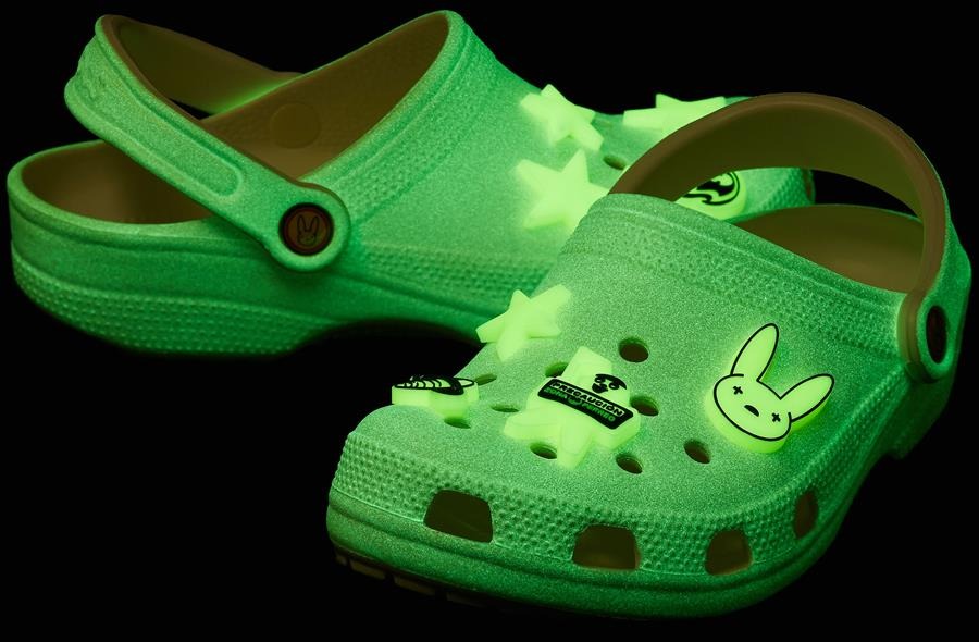 Bad Bunny incursiona como diseñador para Crocs